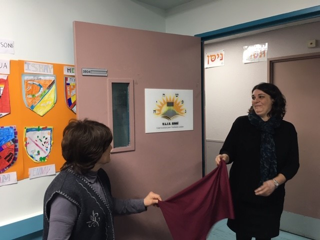 La Rabbanite Pevzner, fondatrice des Institutions Sinaï et Mme Sophie Bureau enseignante référente MDPH, dévoilant la plaque d’identification de la classe