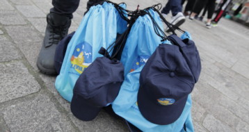 Les sacs cadeaux pour les enfants : casquette, carnet de jeux, fruits de Tou Bichvat...