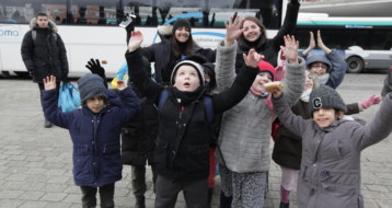 Un groupe d'enfants et d'animateurs heureux de commencer la journée