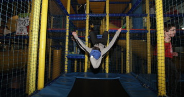 Les enfants s'amusent sur le trampoline du Lev Park