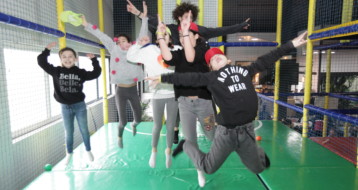 Le concours du saut le plus haut : des enfants ravis au Lev Park de Lev Tov