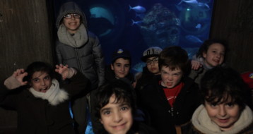 Les enfants heureux dans cet aquarium géant !