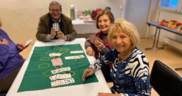 Atelier jeu de cartes pour les personnes âgées heureuses