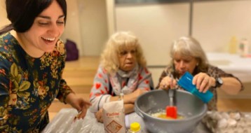 Atelier confection de biscuits pour des personnes âgées isolées