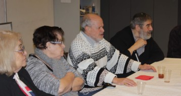 Les membres de l'atelier discussion en plein débat pendant le Beau Dimanche !